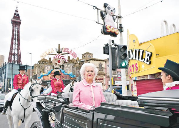 英女王新蠟像  坐馬車出巡