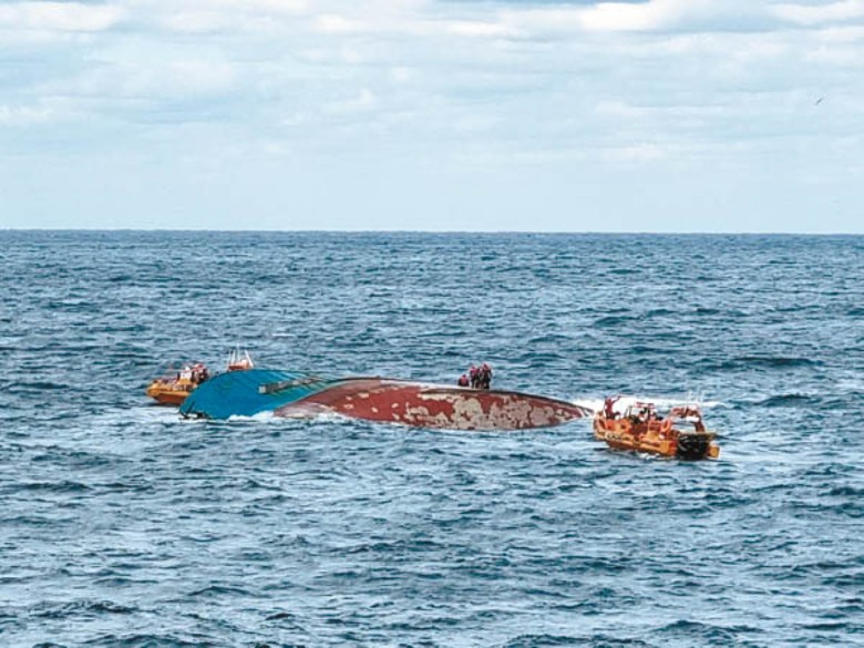 一艘中國漁船在全羅北道群山市附近海域沉沒。