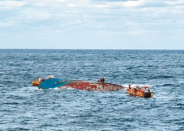 華漁船韓水域翻沉  12人獲救  1死兩失蹤