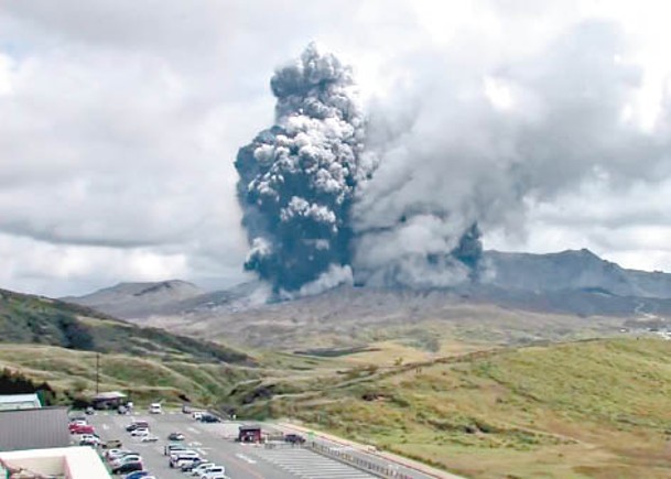 阿蘇火山噴發，冒出大量濃煙。