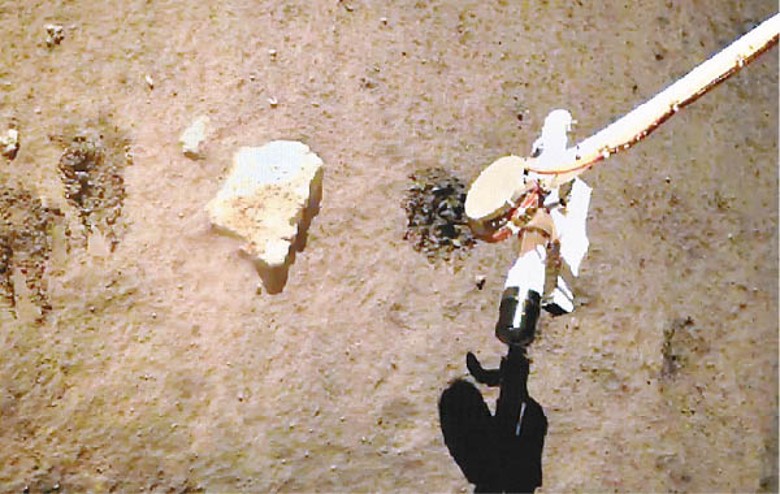 嫦娥五號探測器在月球表面自動採樣。