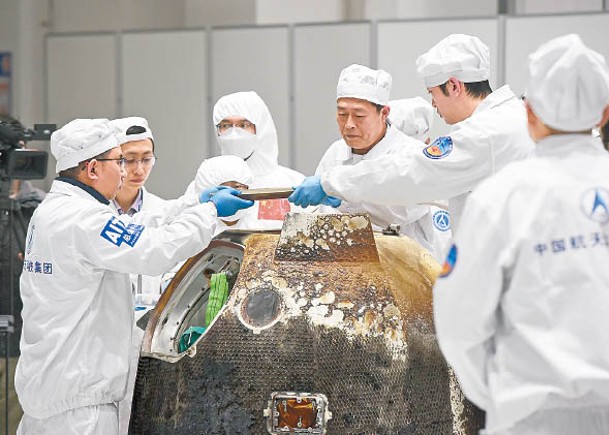 工作人員開啟嫦娥五號返回器進行檢查。