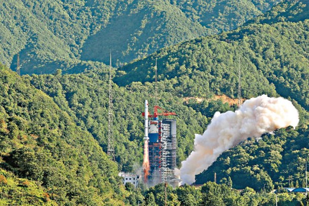 中國太空實力持續提升，長征二號丙運載火箭升空。