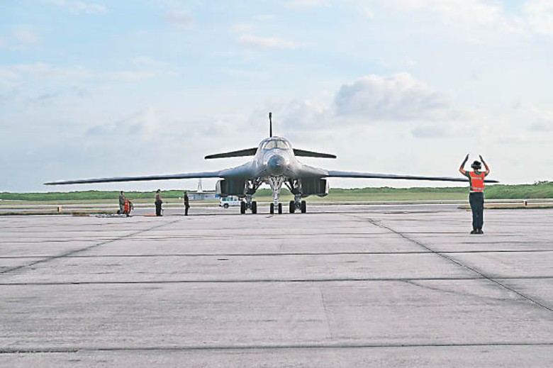 美國B1B超音速轟炸機降落迪戈加西亞島。
