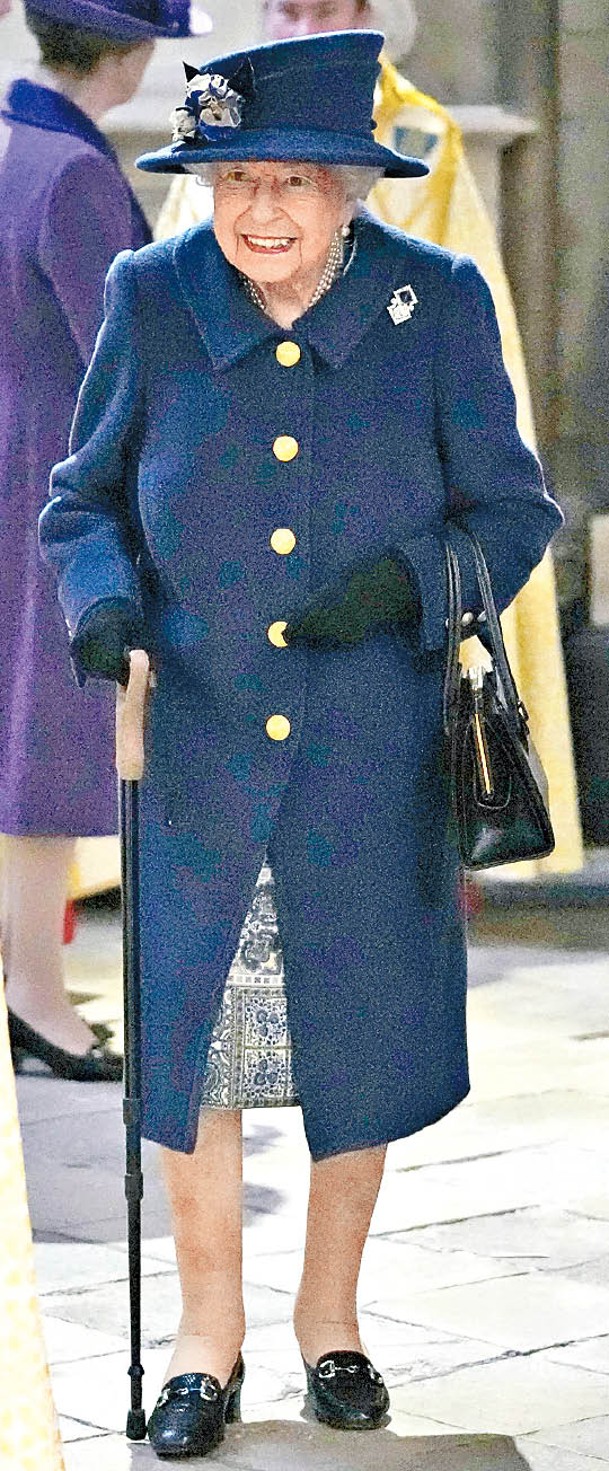 女王本月初在西敏寺出席禮拜活動時拄着手杖走路。
