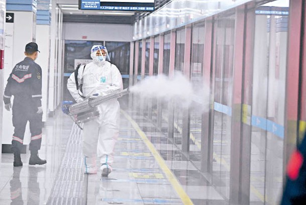 甘 肅：人員在地鐵站消毒。