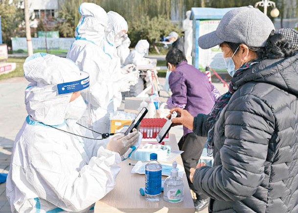 寧 夏：醫護收集核酸樣本。