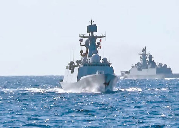 中俄軍艦組成編隊在日本附近海域巡航。