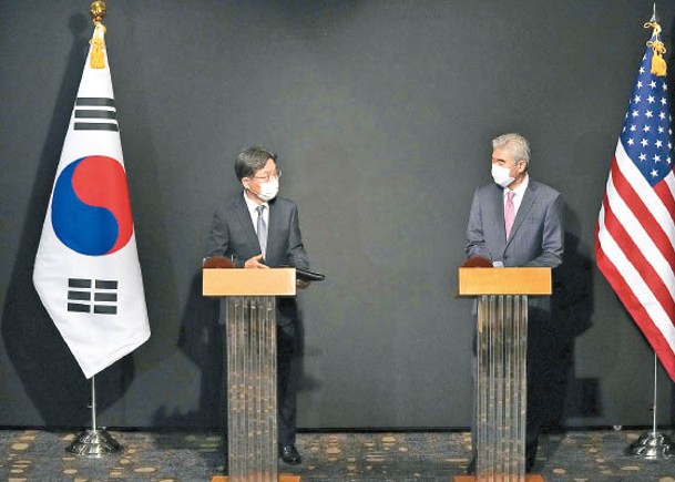 魯圭德（左）與金星容（右）共商朝鮮半島事宜。（Getty Images圖片）