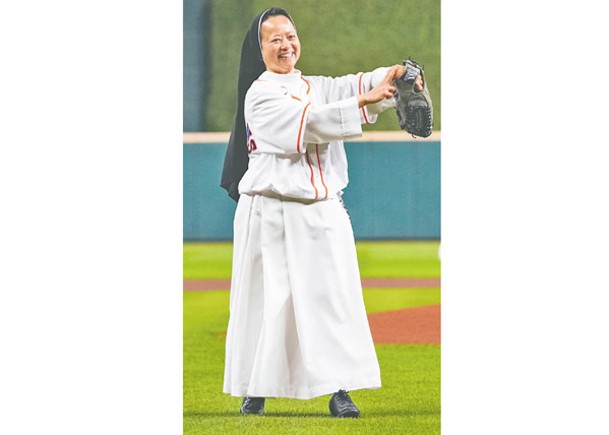 美國棒球季後賽搞氣氛  修女開波球迷歡呼