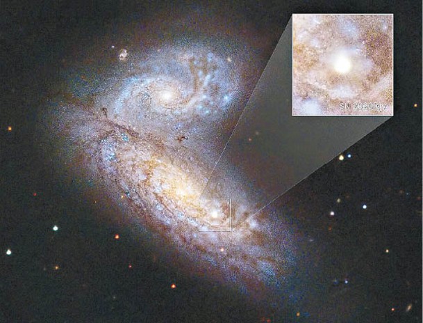 SN 2020fqv（小圖）位於室女座的蝴蝶無棒螺旋星系。