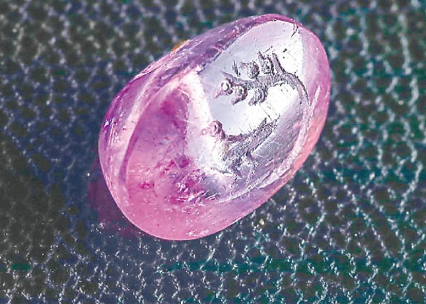 紫水晶刻有阿勃參樹及鳥的圖樣。