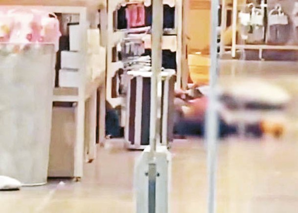 從目擊市民拍下的影像可見，店內至少有一人倒在地上。