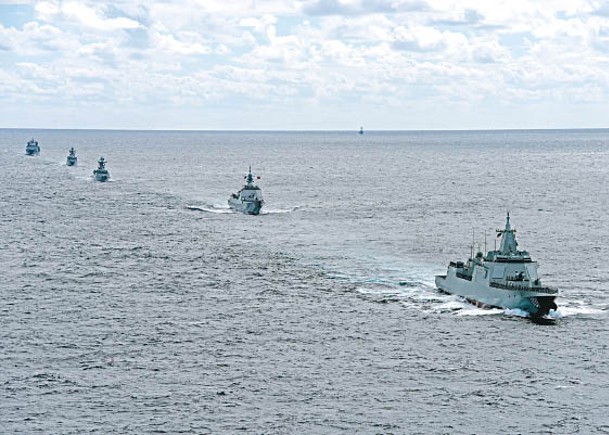 中俄海上編隊的中國軍艦在東海完成聯合巡航。（中新社圖片）