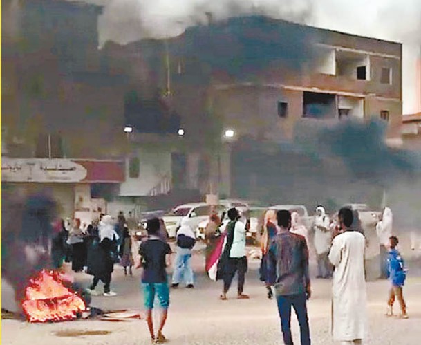 喀土穆市民上街示威抗議發生政變，期間有人焚燒雜物。