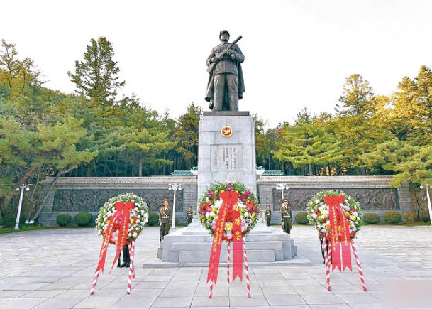 金正恩向中國志願軍獻花圈