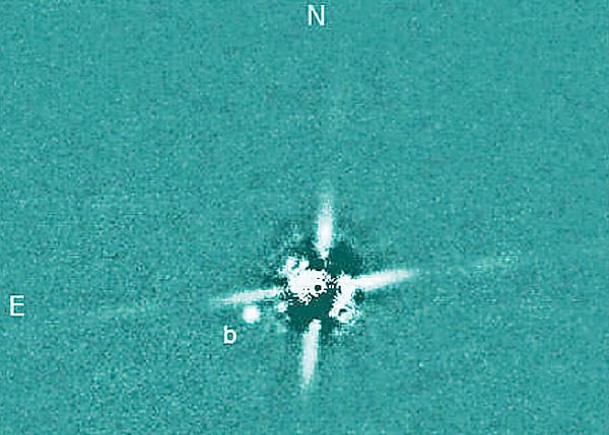 「2M0437b」和其母星之間的距離遙遠。