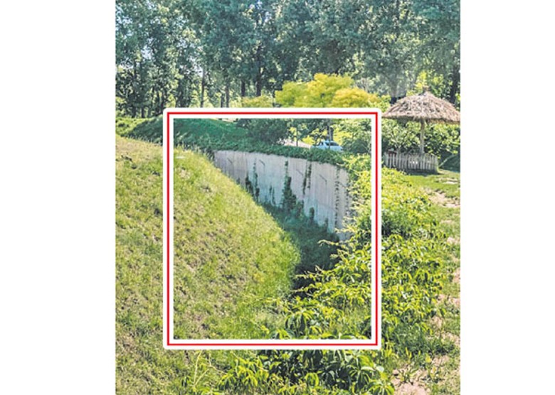 園方解釋，園區內其實有隱蔽隔障（紅框示），隔開動物和遊客。