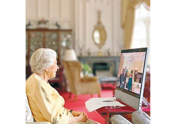 英女王以視像形式接見大使。