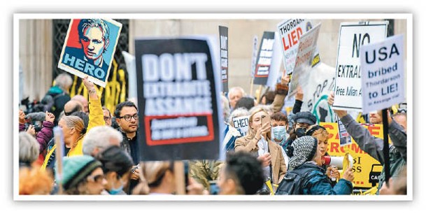 阿桑奇支持者在法庭外示威。（Getty Images圖片）
