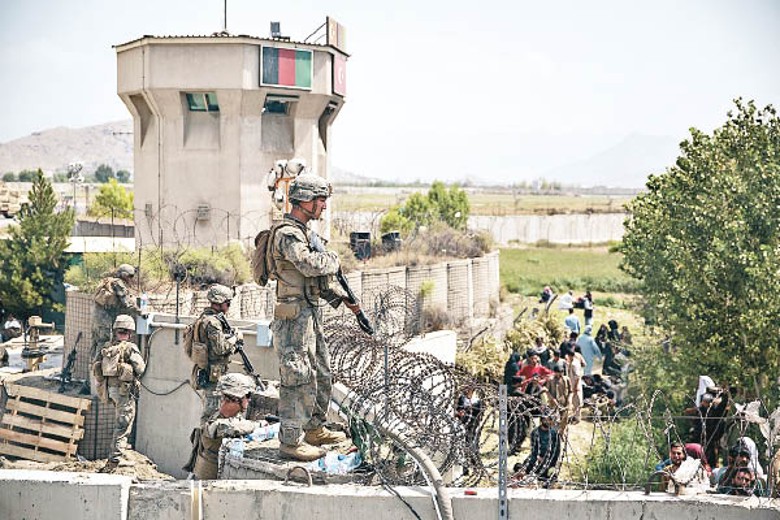 美軍狼狽地撤離阿富汗。