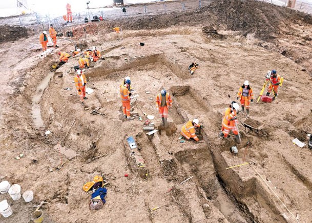 考古人員在白金漢郡遺址挖掘。