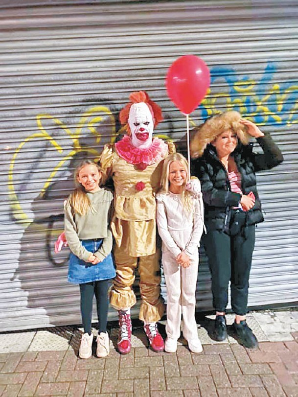 居民遇到「鬼小丑」爭相打卡。