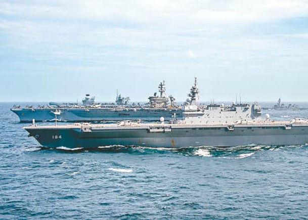 美軍航母卡爾文森號（後）與日本直升機驅逐艦加賀號（前）在南海演練。
