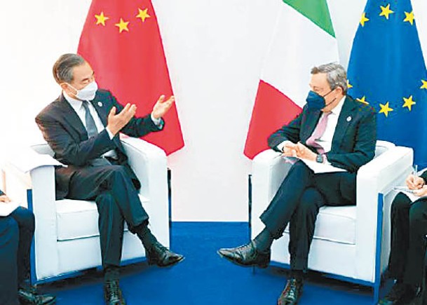王毅（左）與意大利總理德拉吉（右）會談。