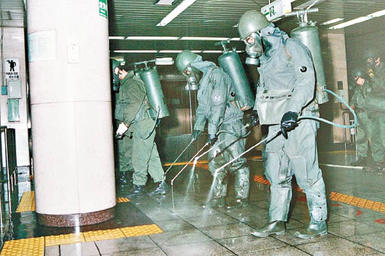 日本防衞省派人消毒沙林毒氣事件現場。