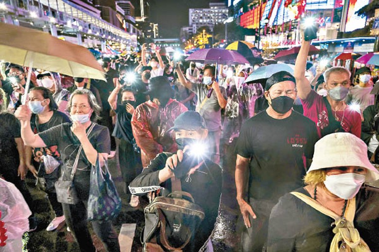 曼谷示威者亮起手機燈光。