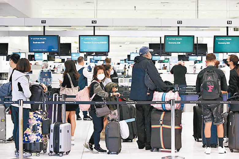 久別重逢的乘客及家人，在悉尼機場擁抱。（Getty Images圖片）