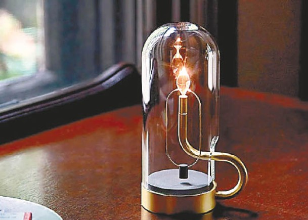 潮流創意：鋁製充電燈  勁似燭台