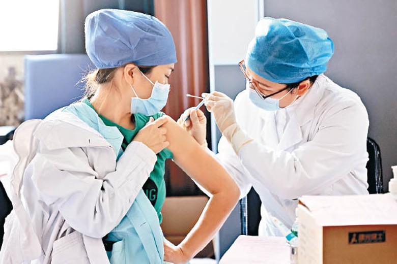 山西省太原市醫護人員接種新冠疫苗加強劑。（中新社圖片）