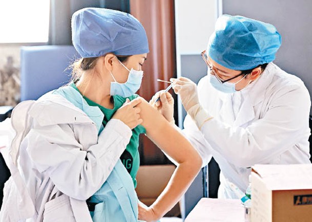 山西省太原市醫護人員接種新冠疫苗加強劑。（中新社圖片）