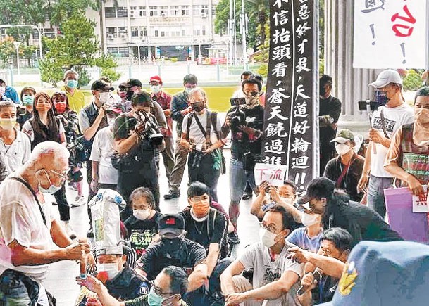 「民間鬥士」成員靜坐抗議。