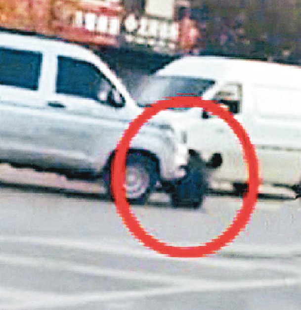 私家車司機開車撞向施襲者（紅圈）。