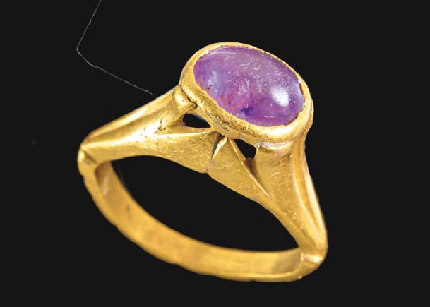 金戒頂部鑲有紫水晶。
