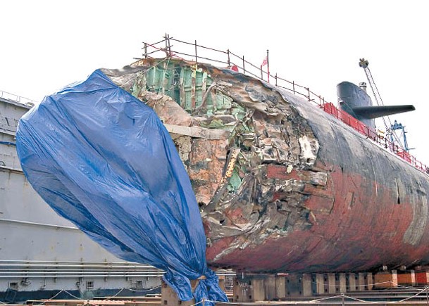 2005年，三藩市號撞到海底山後艦艏嚴重損毀。