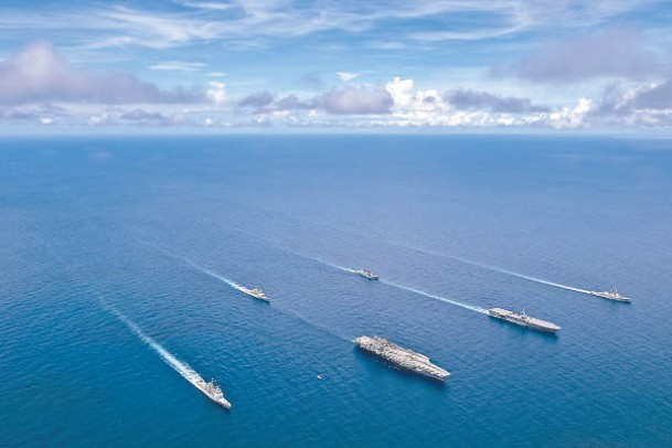 美日艦艇組成編隊在南海演習。