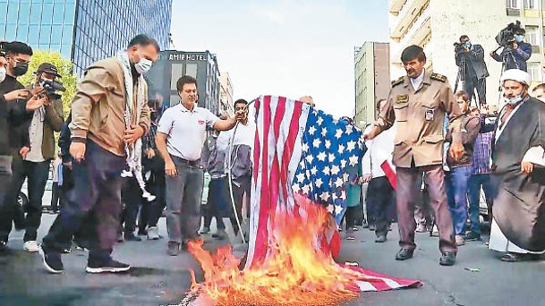 民眾焚燒美國國旗。