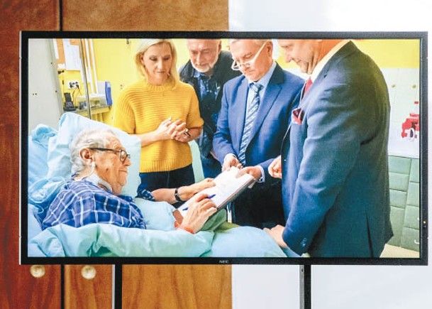 捷克總統澤曼（左一）因慢性病於上月入住醫院。