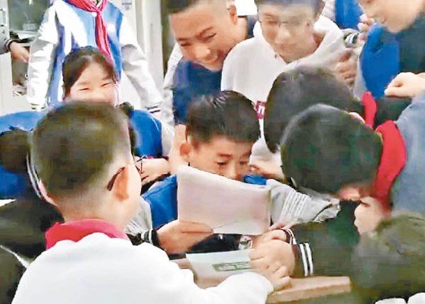 同學不捨其班裏的王俊凱離開，紛紛勸留。