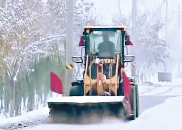 民眾出動剷雪車。