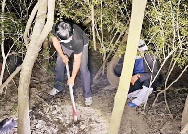 警員在埋屍地點進行挖掘。