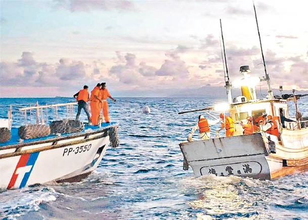 海巡人員在公海截獲運毒漁船。