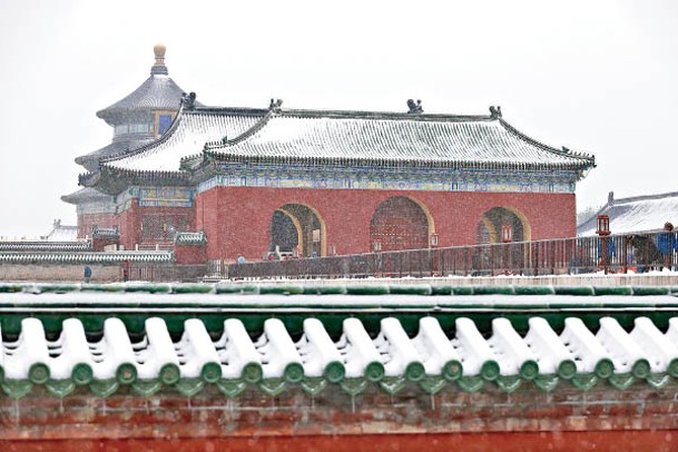 北京市天壇公園出現雪景。  （中新社圖片）