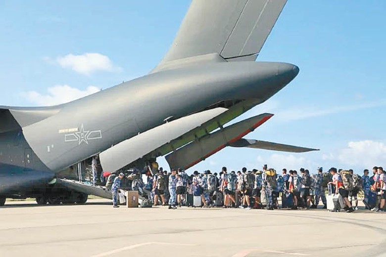運20運輸機運載解放軍南沙群島守軍回國。