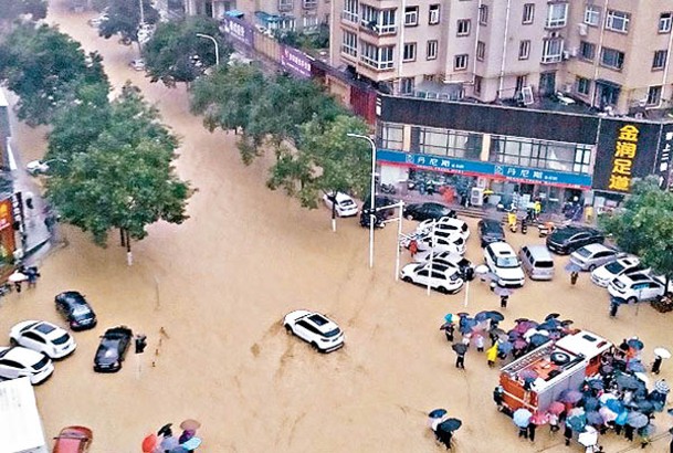 暴雨導致河南省多地街道變成澤國。