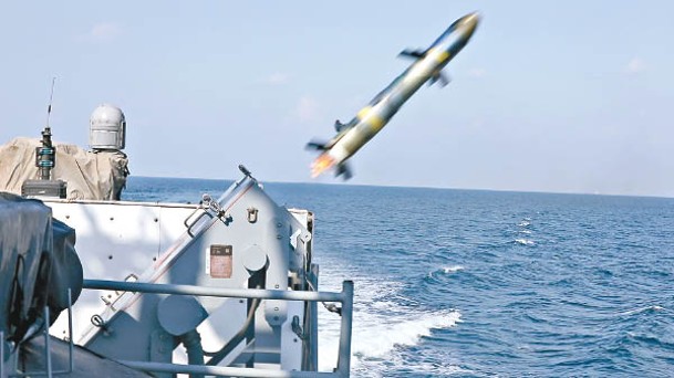 導彈從雷電號巡邏艇上發射。